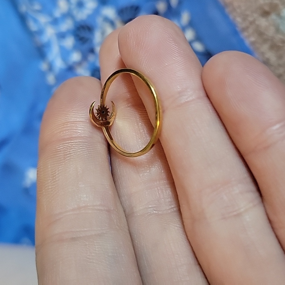 🤎 Goldtone Dainty Moon & Star Ring - Picture 4 of 6